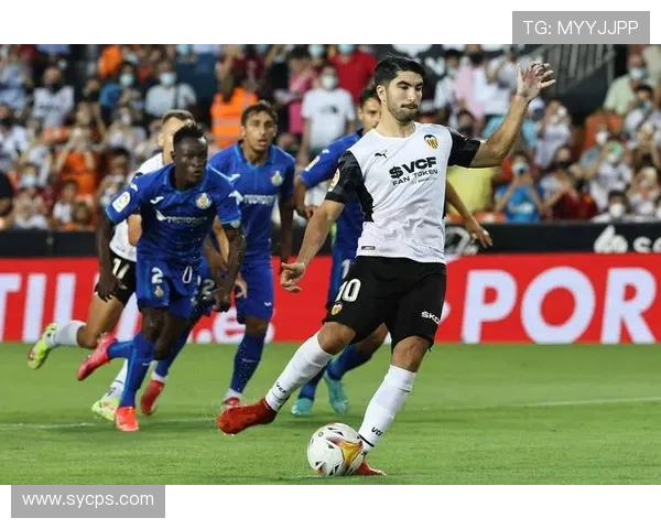 瓦伦西亚球迷抗议持续:比赛氛围受影响,球队成绩面临考验 瓦伦西亚球迷抗议持续:比赛氛围受影响,球队成绩面临考验